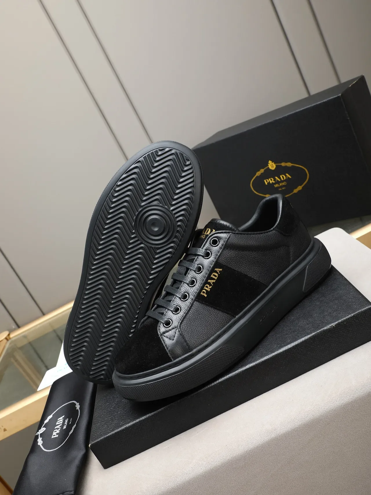 Prada Noir et Or Cuir et Daim Panneau Rayé Lifestyle Sneakers 5