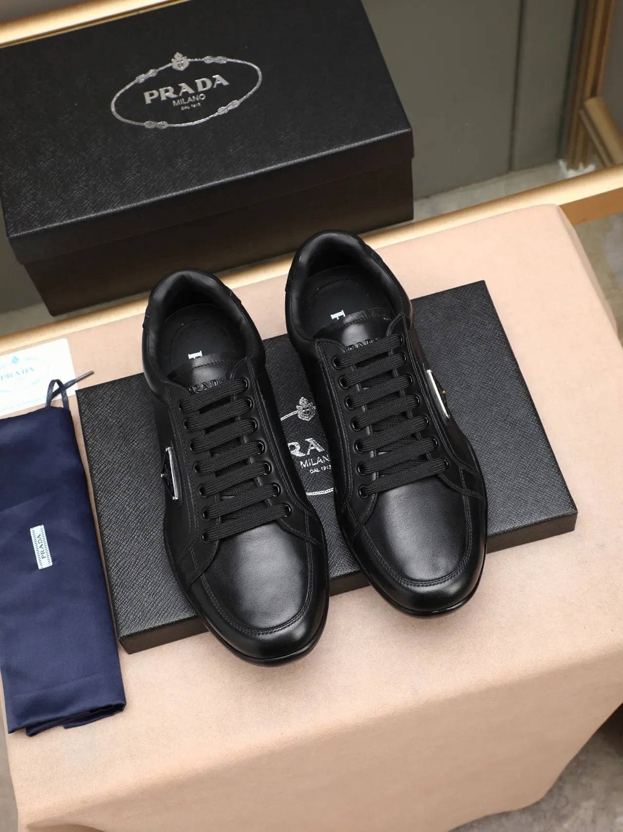 Zapato casual Prada de cuero negro con cordones 2