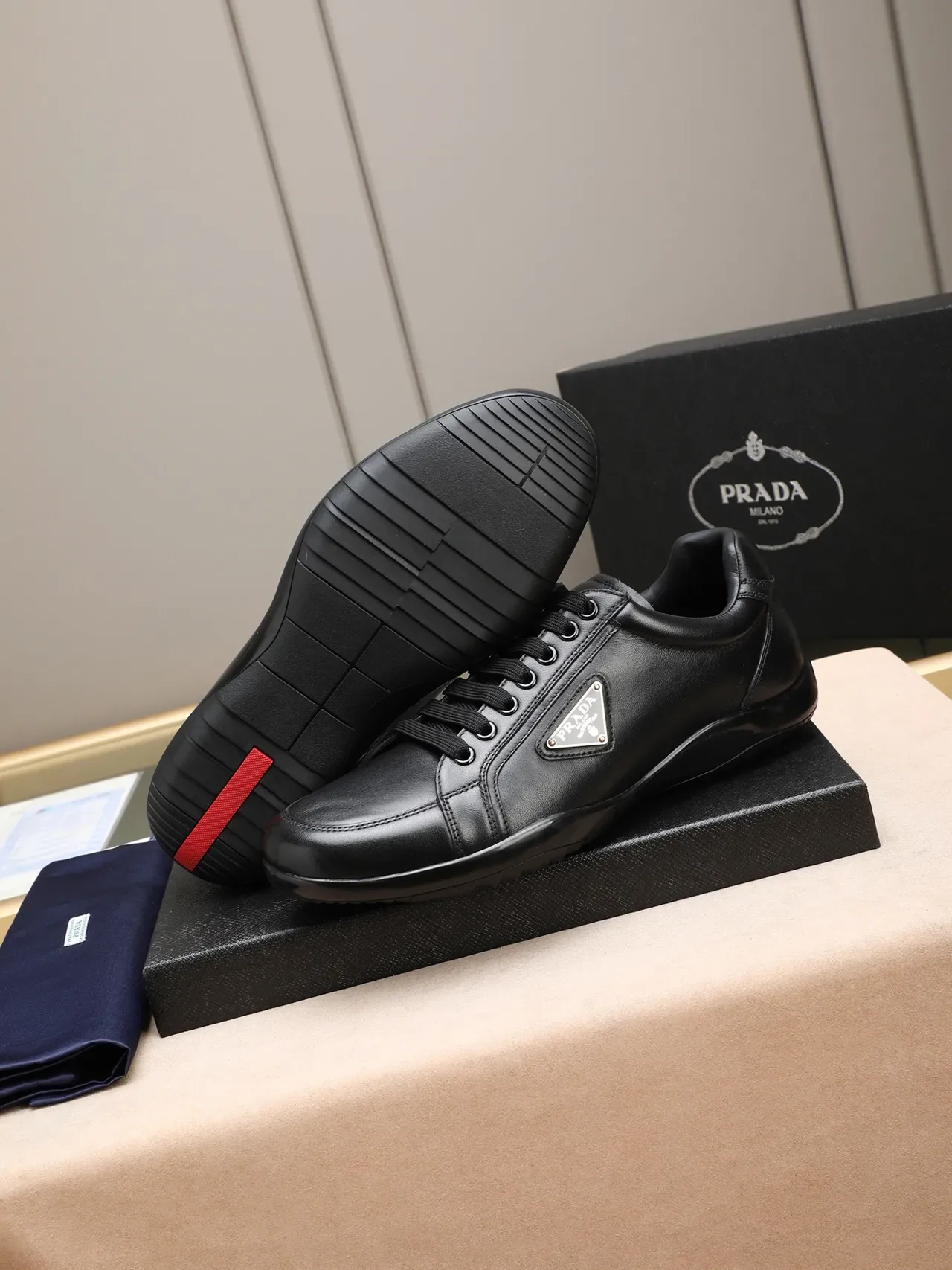 Zapato casual Prada de cuero negro con cordones 4