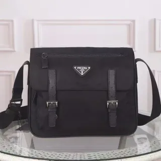 Prada काला संरचित नायलॉन ड्यूल बकिल स्ट्रैप्स मेसेंजर बैग
