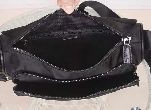 Prada Sac messager noir structuré en nylon avec double boucle 2
