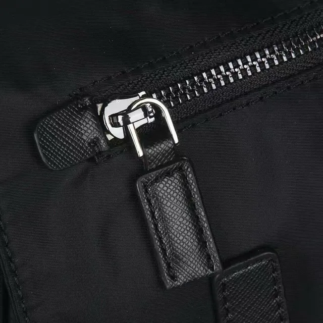 Prada Sac messager noir structuré en nylon avec double boucle 3