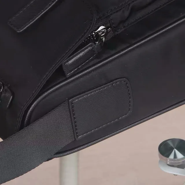 Prada Sac messager noir structuré en nylon avec double boucle 5