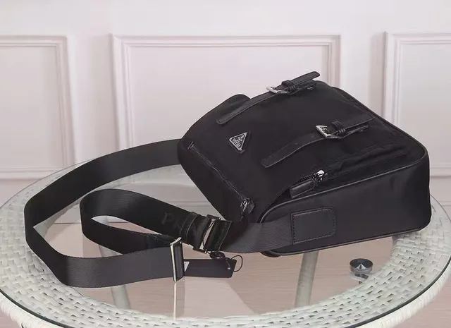 Prada Sac messager noir structuré en nylon avec double boucle 6
