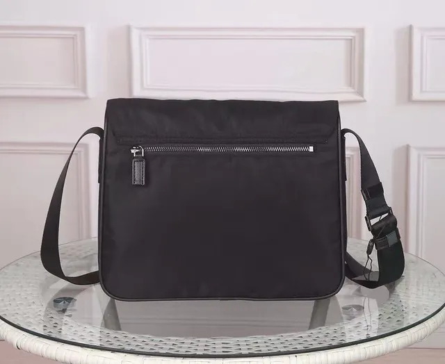 Prada Sac messager noir structuré en nylon avec double boucle 8