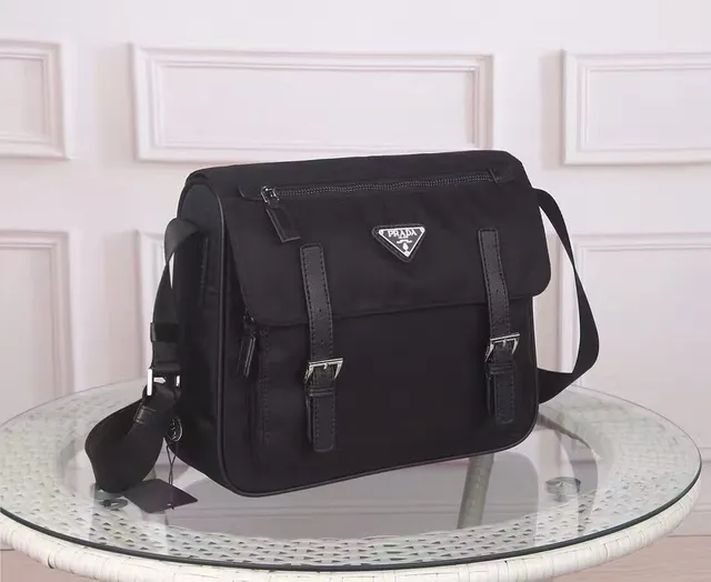 Prada Sac messager noir structuré en nylon avec double boucle 9
