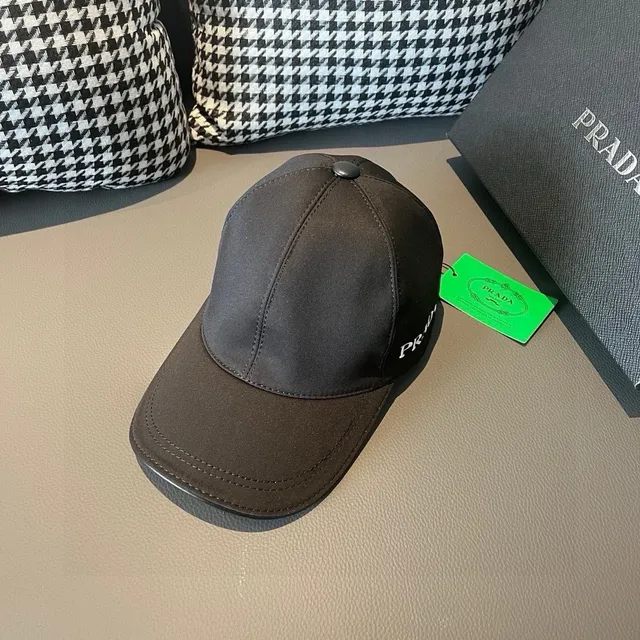Prada काले और सफ़ेद सिलाई लोगो संरचित छह-पैनल बेसबॉल कैप 3