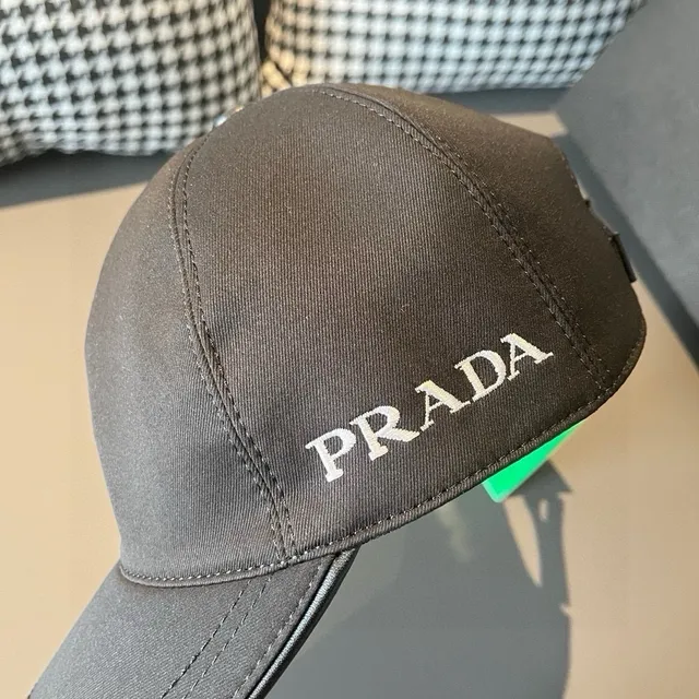 Prada काले और सफ़ेद सिलाई लोगो संरचित छह-पैनल बेसबॉल कैप 5