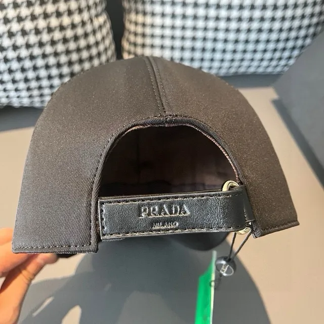 Prada काले और सफ़ेद सिलाई लोगो संरचित छह-पैनल बेसबॉल कैप 8