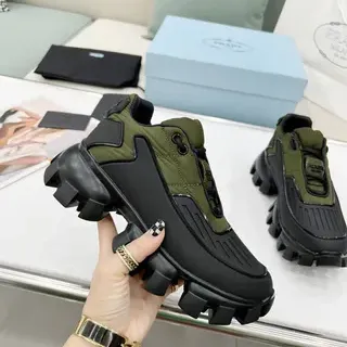 Prada Cloudbust Verde Militar e Preto Tênis com Sola Grossa