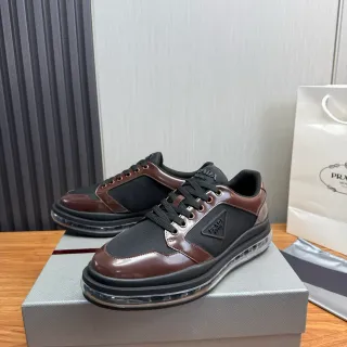 Prada Cloudbust काले और भूरी पेटेंट लेदर लाइफस्टाइल स्नीकर