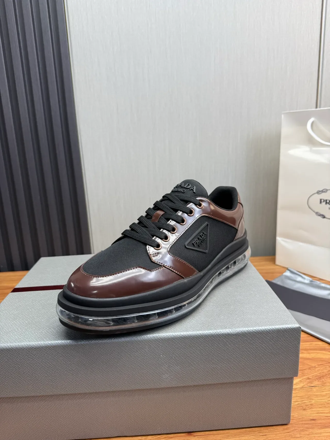 Prada Cloudbust أحذية رياضية سوداء وبنية جلد لامع للأسلوب الحياتي 3