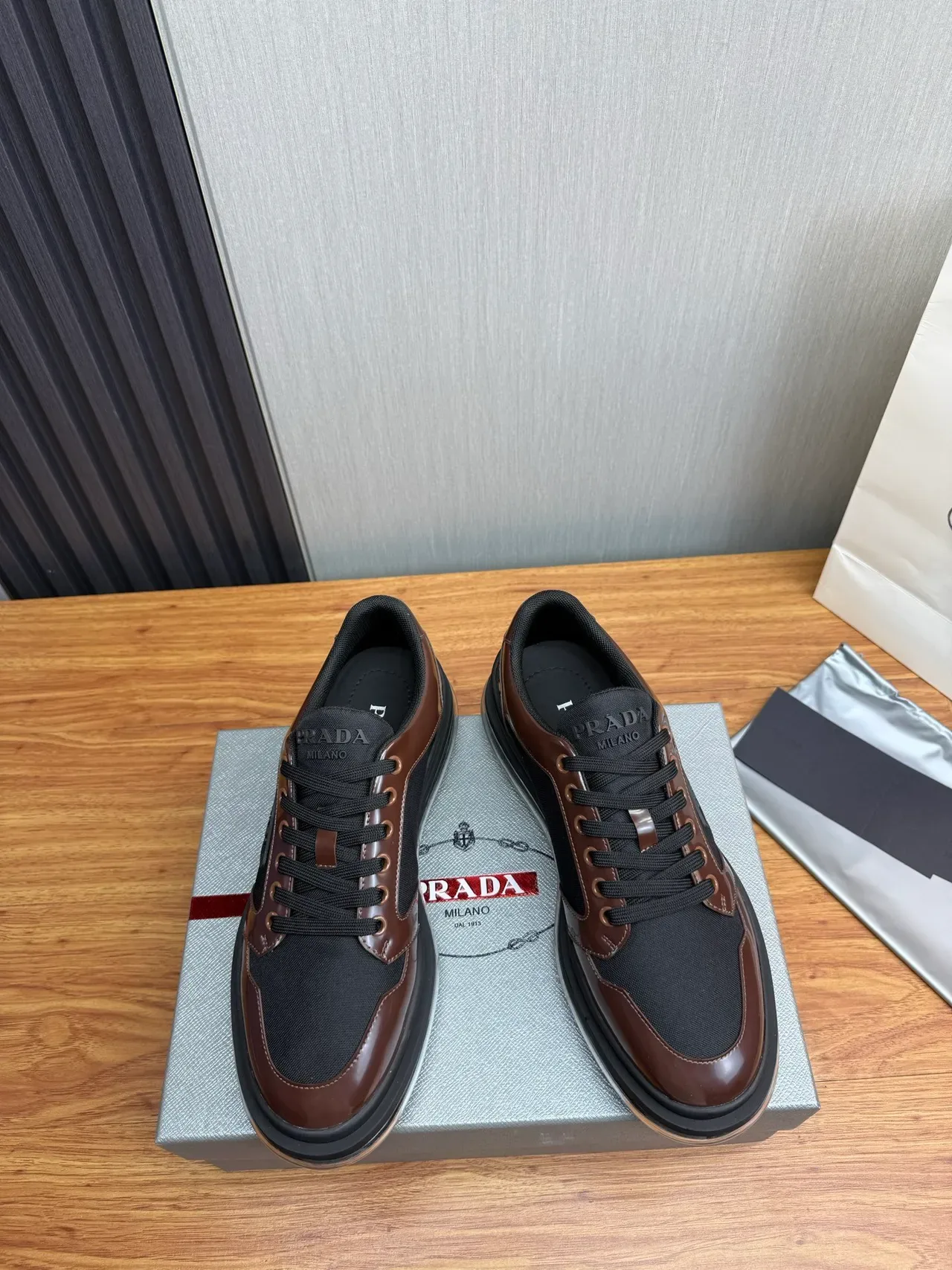 Prada Cloudbust أحذية رياضية سوداء وبنية جلد لامع للأسلوب الحياتي 4