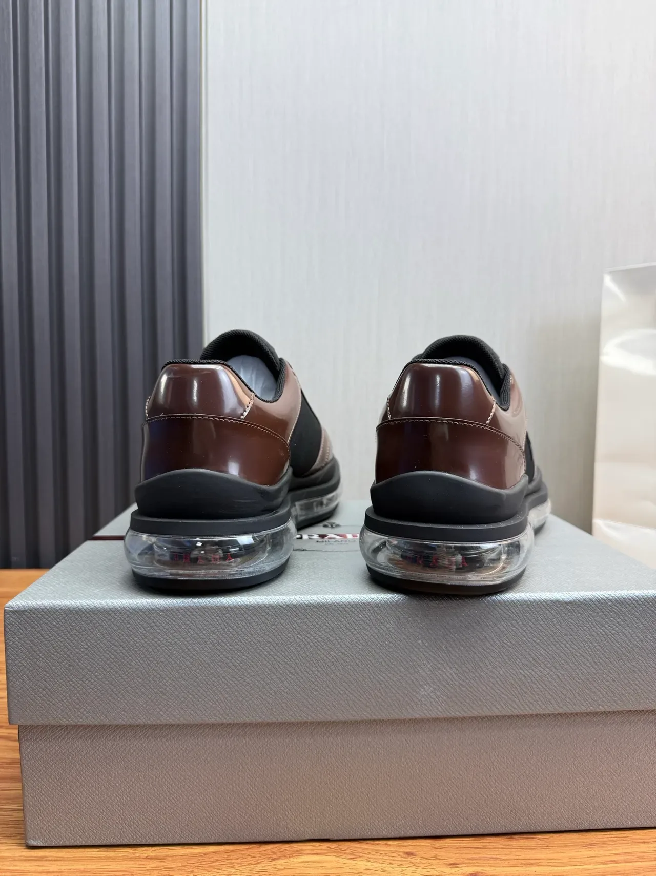 Prada Cloudbust أحذية رياضية سوداء وبنية جلد لامع للأسلوب الحياتي 6