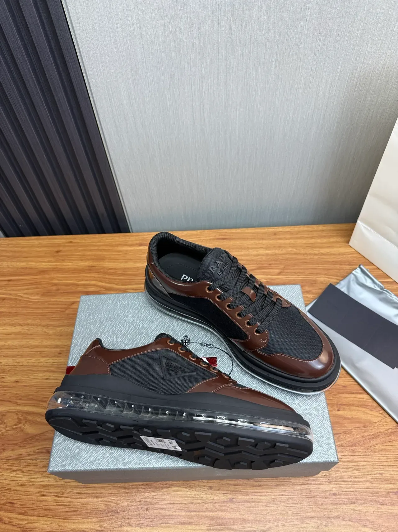 Prada Cloudbust أحذية رياضية سوداء وبنية جلد لامع للأسلوب الحياتي 7