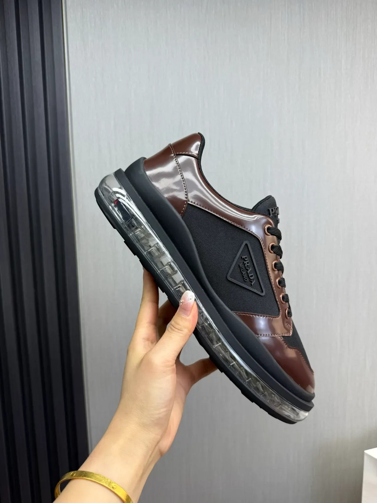 Prada Cloudbust أحذية رياضية سوداء وبنية جلد لامع للأسلوب الحياتي 8
