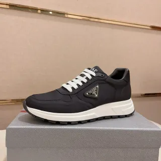 Prada Cloudbust काला और सफेद लाइफस्टाइल स्नीकर