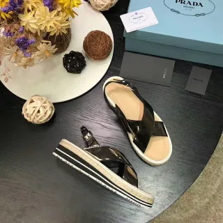 Prada Cloudbust काला बेज ग्लॉसी पैटेंट लेदर क्रिसक्रॉस स्ट्रैप कैजुअल सैंडल्स