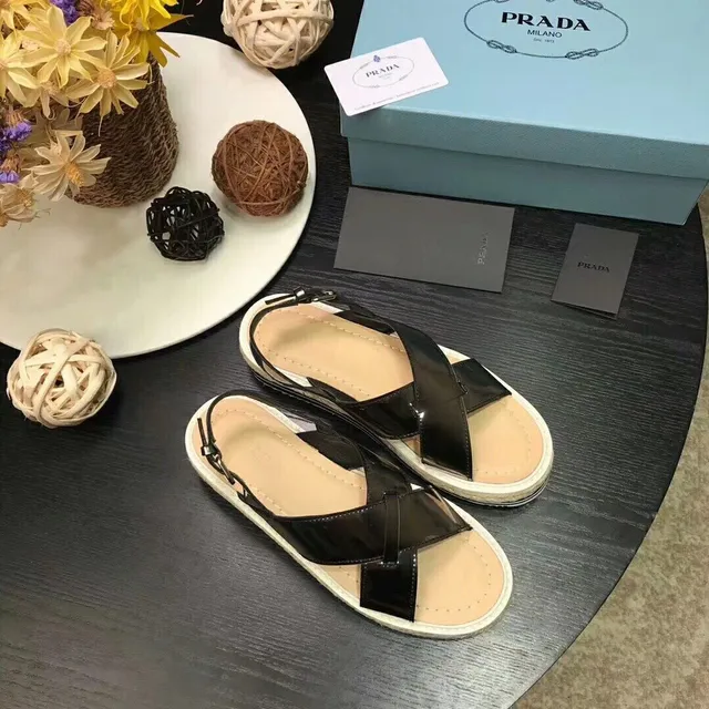 Prada Cloudbust أسود بيج جلوسي جلد لامع شريط متقاطع كاجوال صنادل 2
