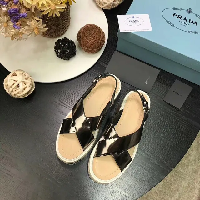 Prada Cloudbust أسود بيج جلوسي جلد لامع شريط متقاطع كاجوال صنادل 3