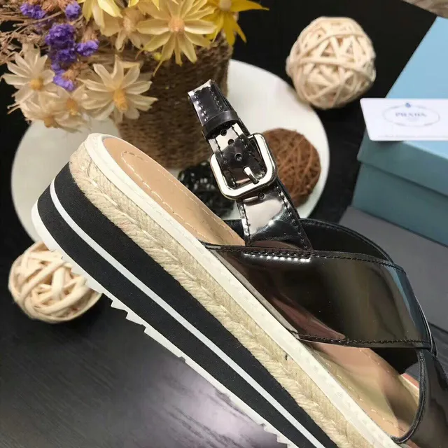 Prada Cloudbust أسود بيج جلوسي جلد لامع شريط متقاطع كاجوال صنادل 5