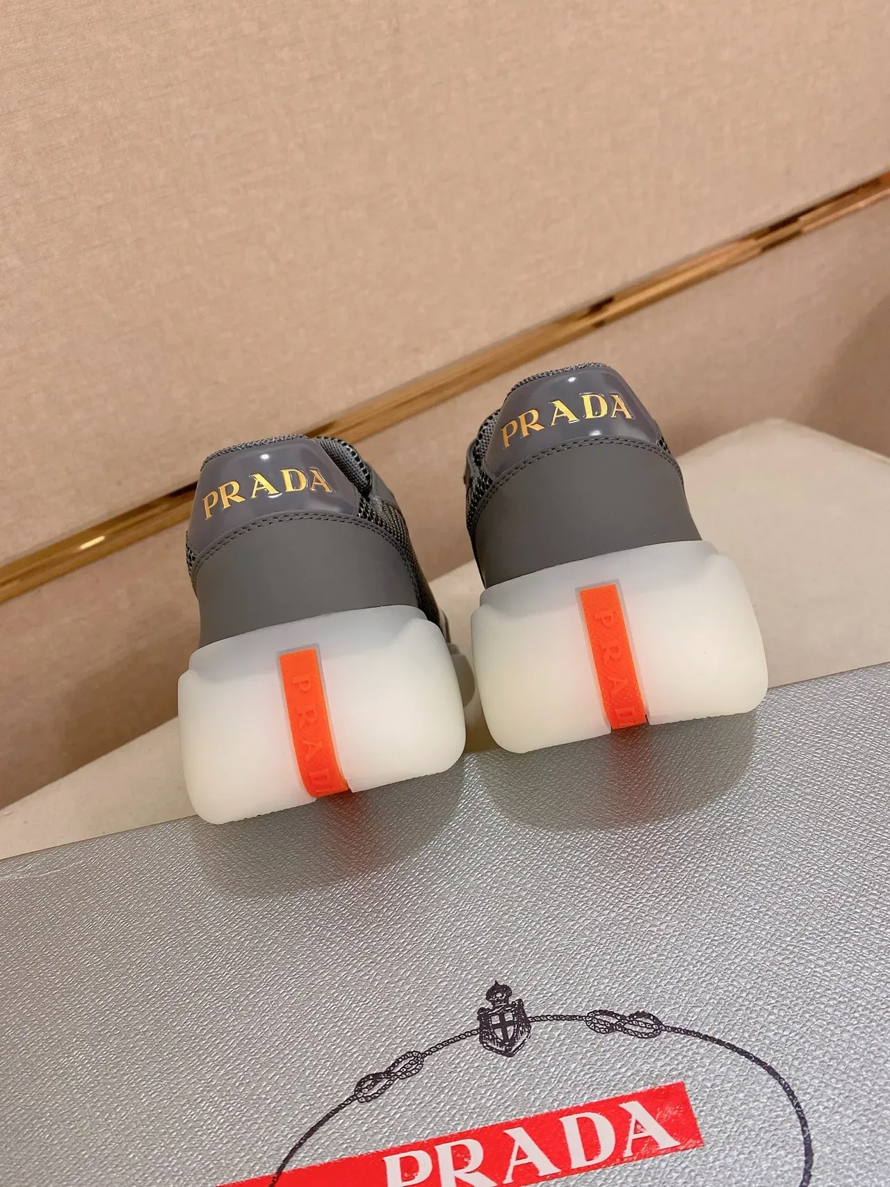 Prada Cloudbust حذاء رياضي رمادي شبكي وصناعي لامع 3