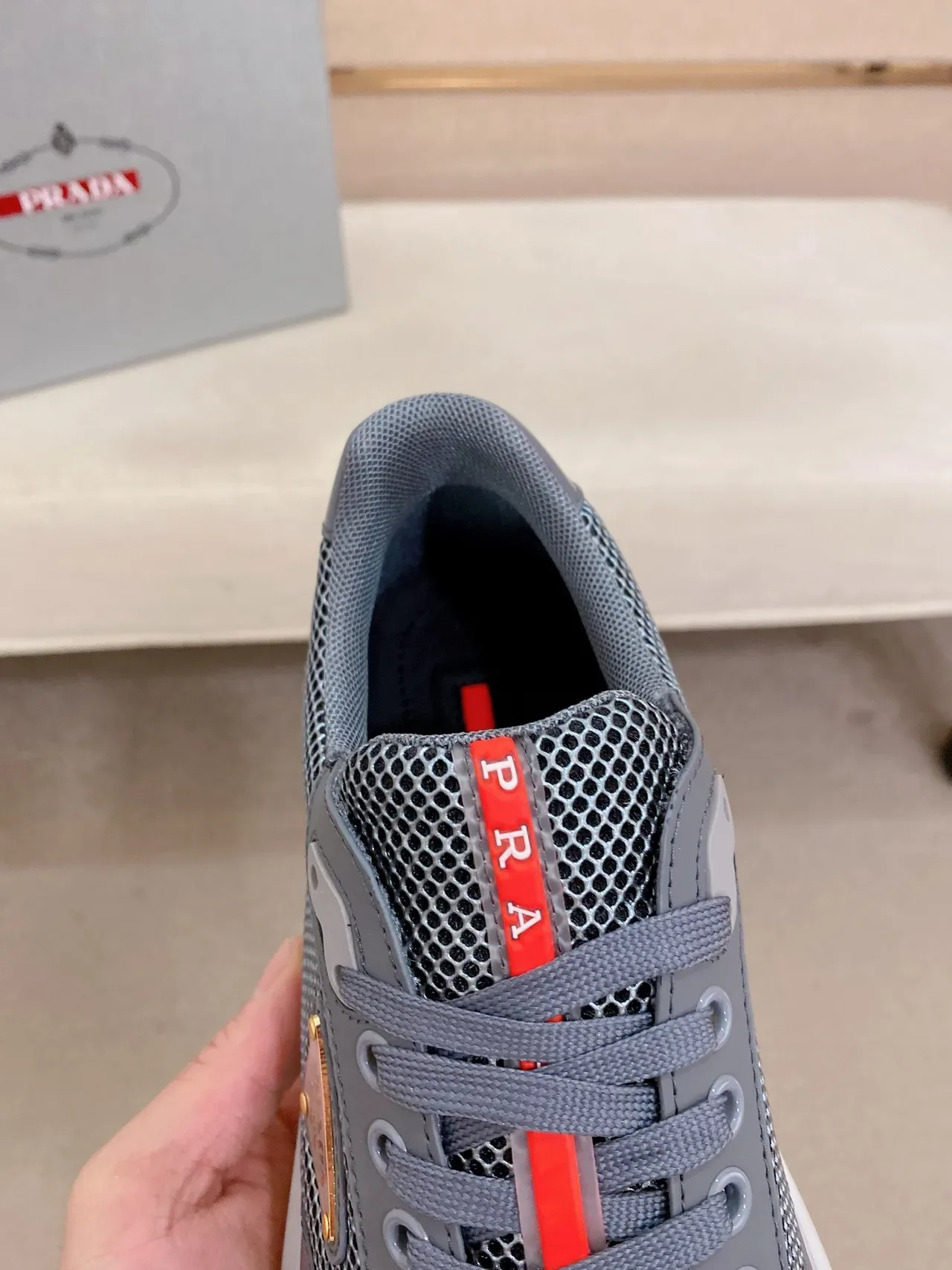 Prada Cloudbust حذاء رياضي رمادي شبكي وصناعي لامع 4