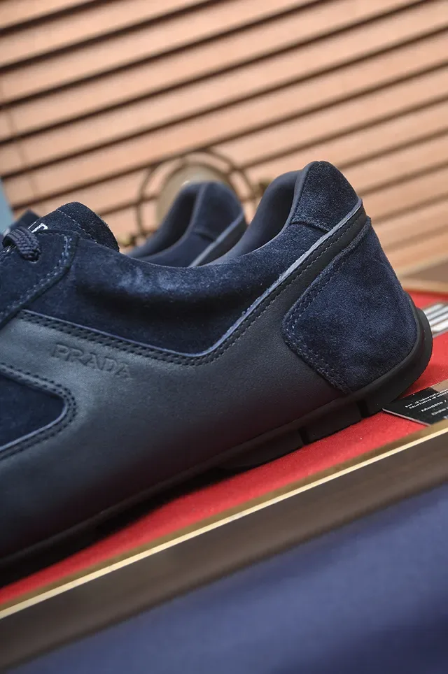 Prada Cloudbust Navy Black Tênis lifestyle de material misto de camurça e couro, construção minimalista com painéis 2