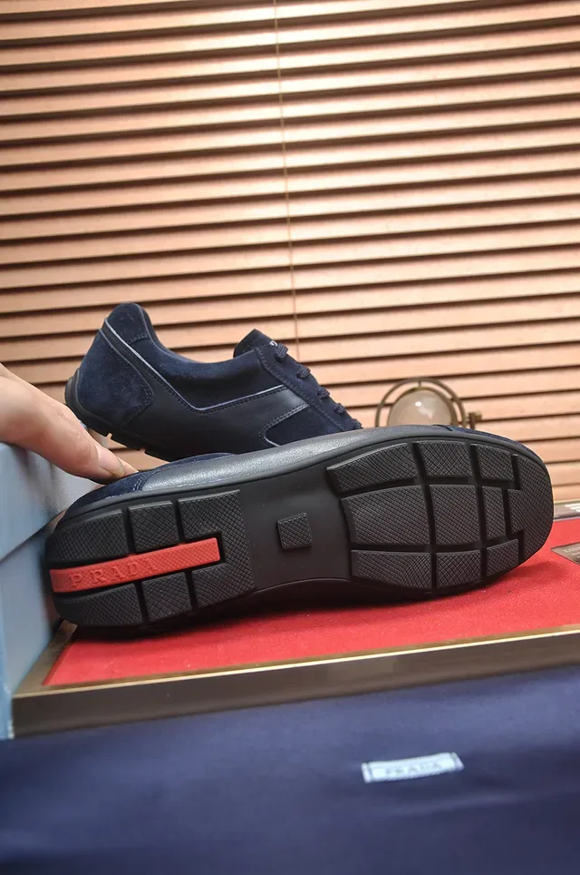 Prada Cloudbust Navy Black Tênis lifestyle de material misto de camurça e couro, construção minimalista com painéis 3