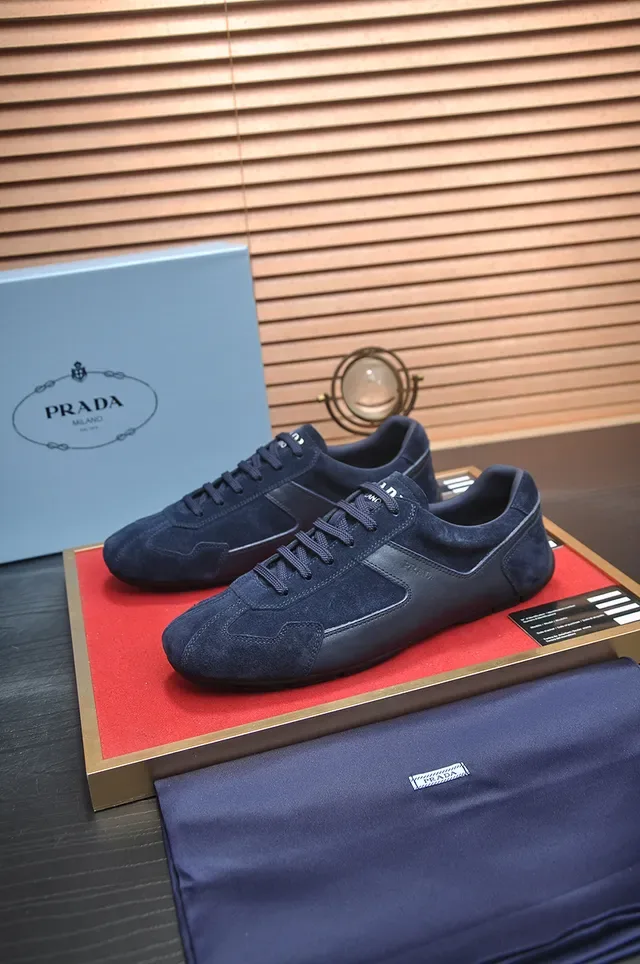 Prada Cloudbust Navy Black Tênis lifestyle de material misto de camurça e couro, construção minimalista com painéis 4