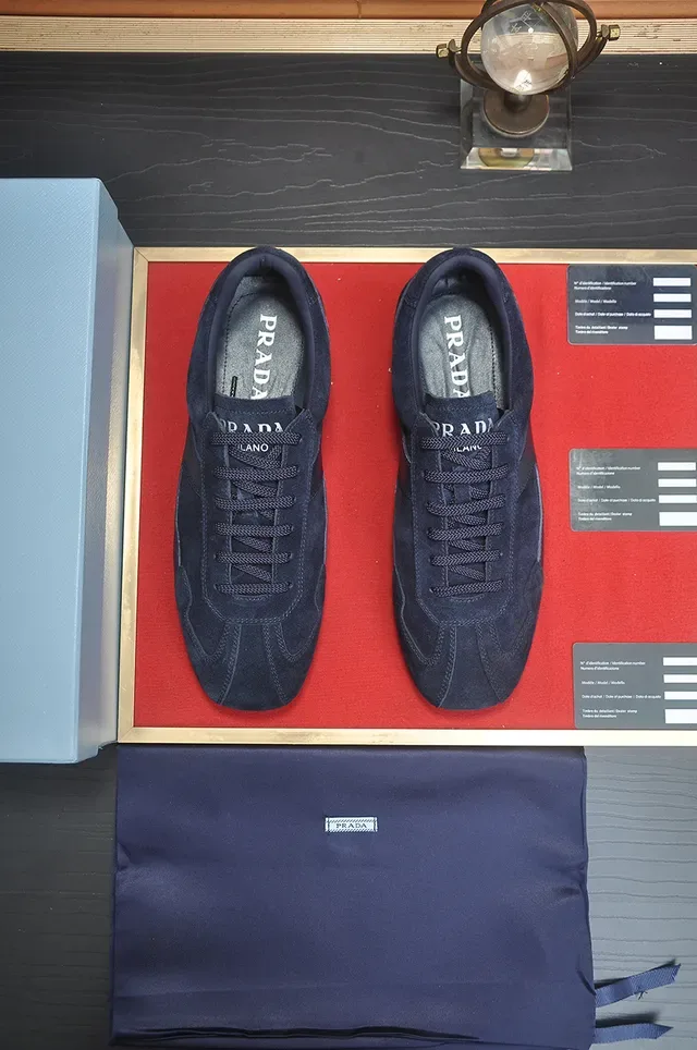 Prada Cloudbust Navy Black Tênis lifestyle de material misto de camurça e couro, construção minimalista com painéis 5
