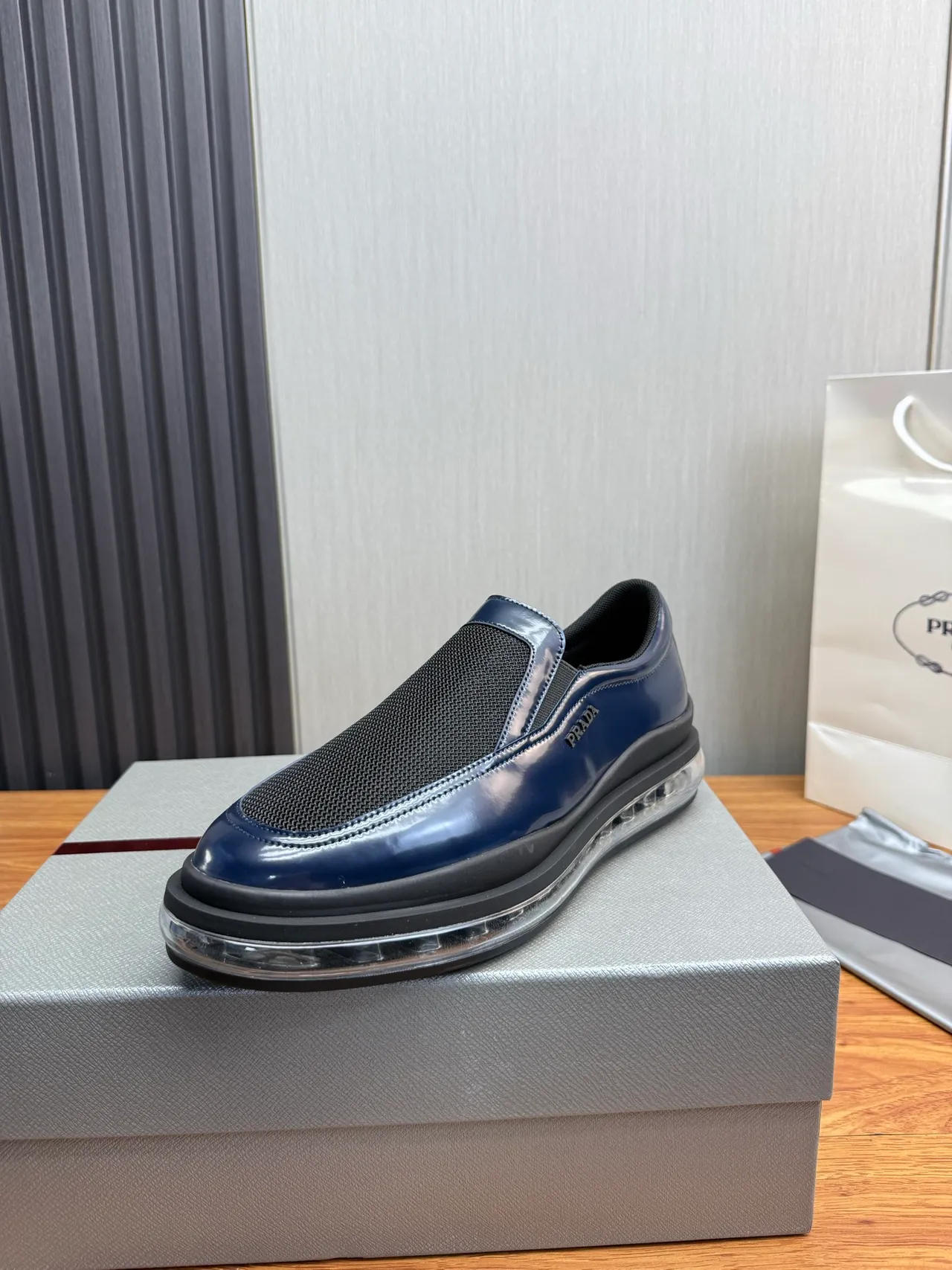 Prada Cloudbust Navy पैटेंट लेदर और मेश लोफर्स 2