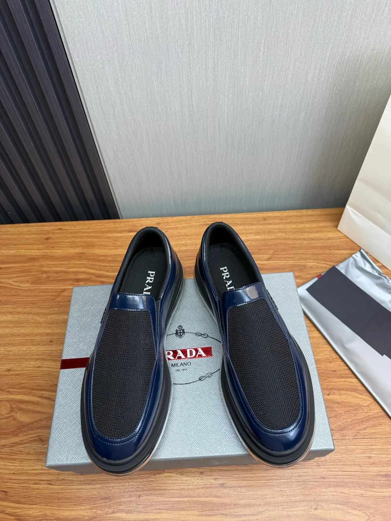 Prada Cloudbust Navy पैटेंट लेदर और मेश लोफर्स 3