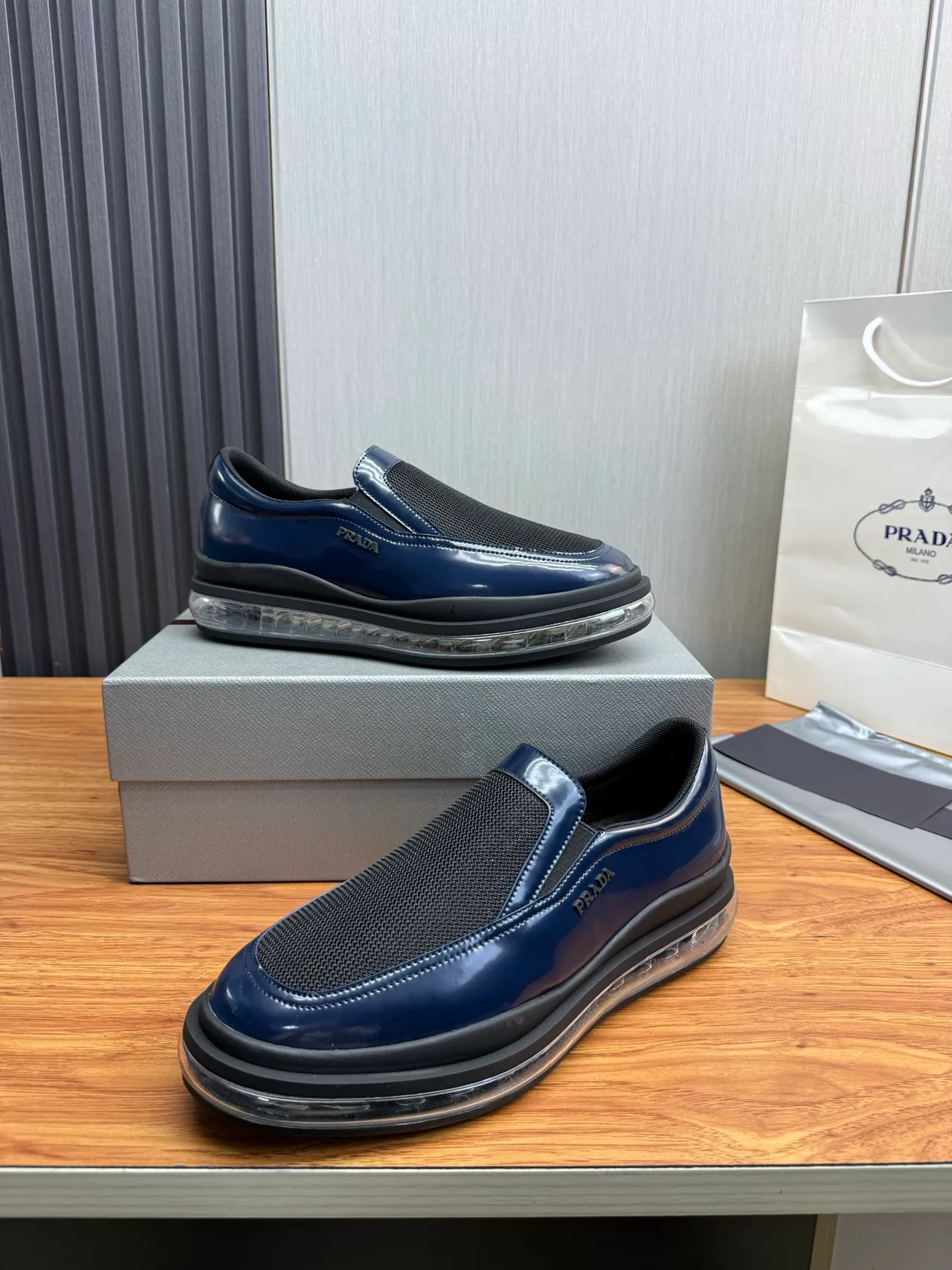 Prada Cloudbust Navy पैटेंट लेदर और मेश लोफर्स 4
