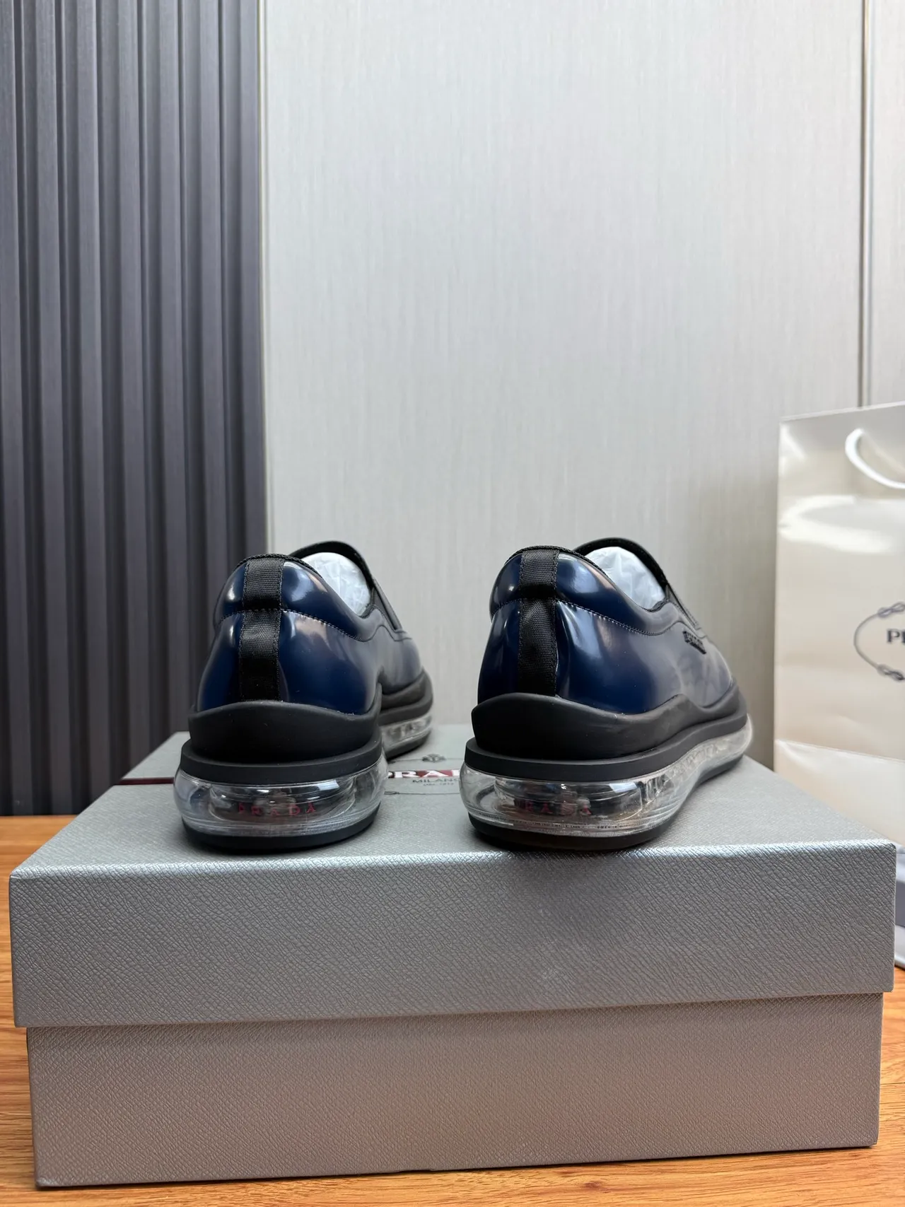 Prada Cloudbust Navy पैटेंट लेदर और मेश लोफर्स 5