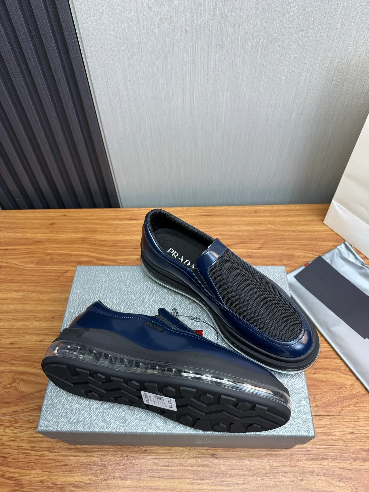 Prada Cloudbust Navy पैटेंट लेदर और मेश लोफर्स 6