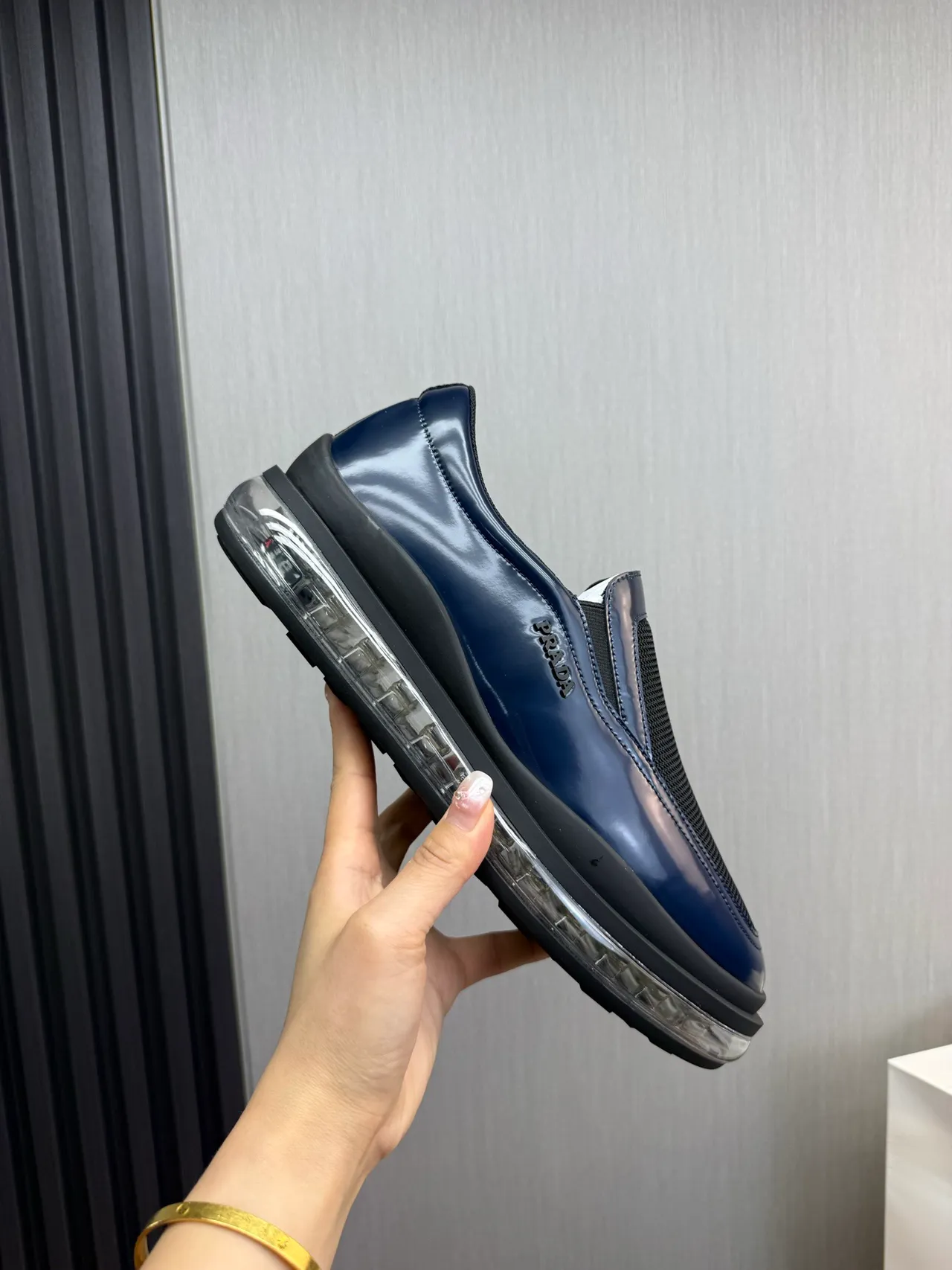 Prada Cloudbust Navy पैटेंट लेदर और मेश लोफर्स 7