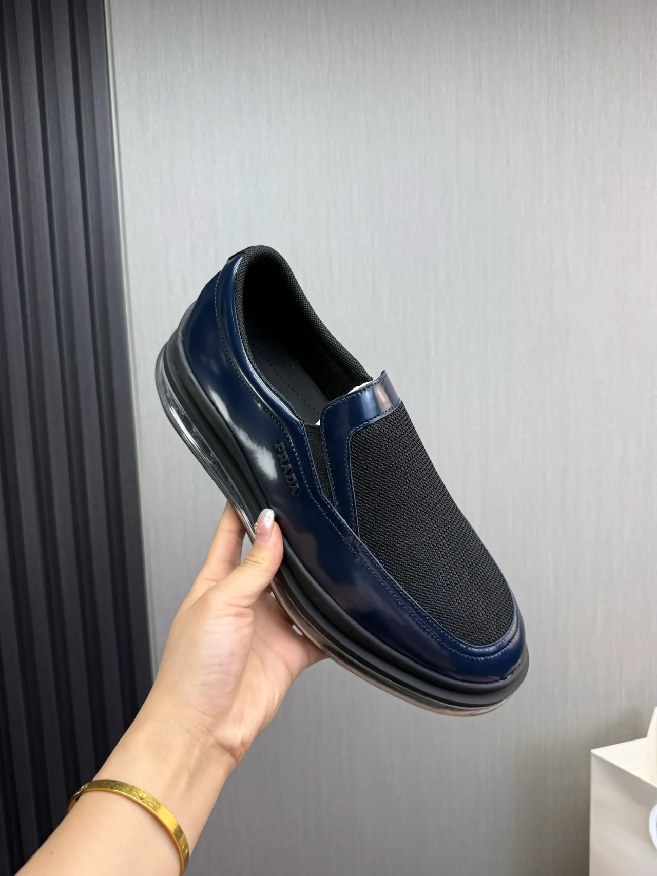 Prada Cloudbust Navy पैटेंट लेदर और मेश लोफर्स 8