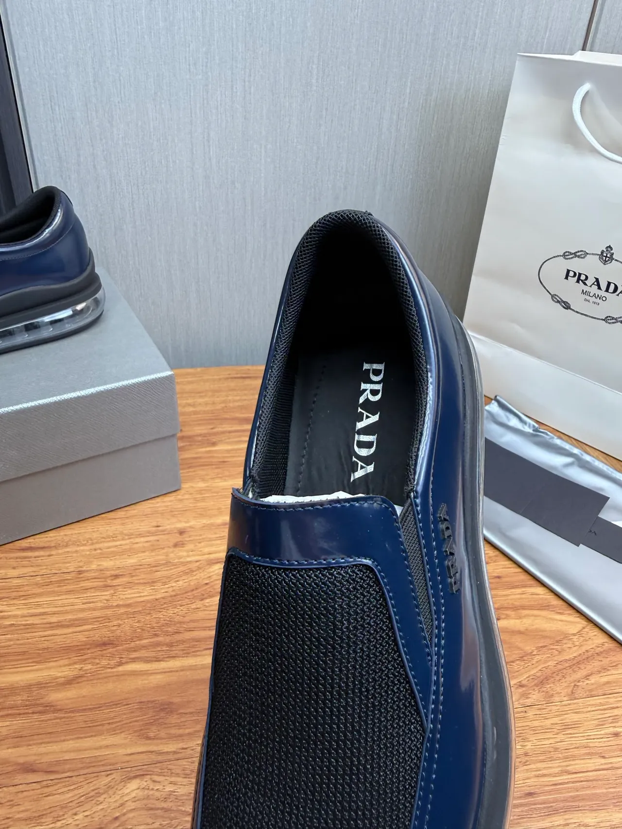 Prada Cloudbust Navy पैटेंट लेदर और मेश लोफर्स 9