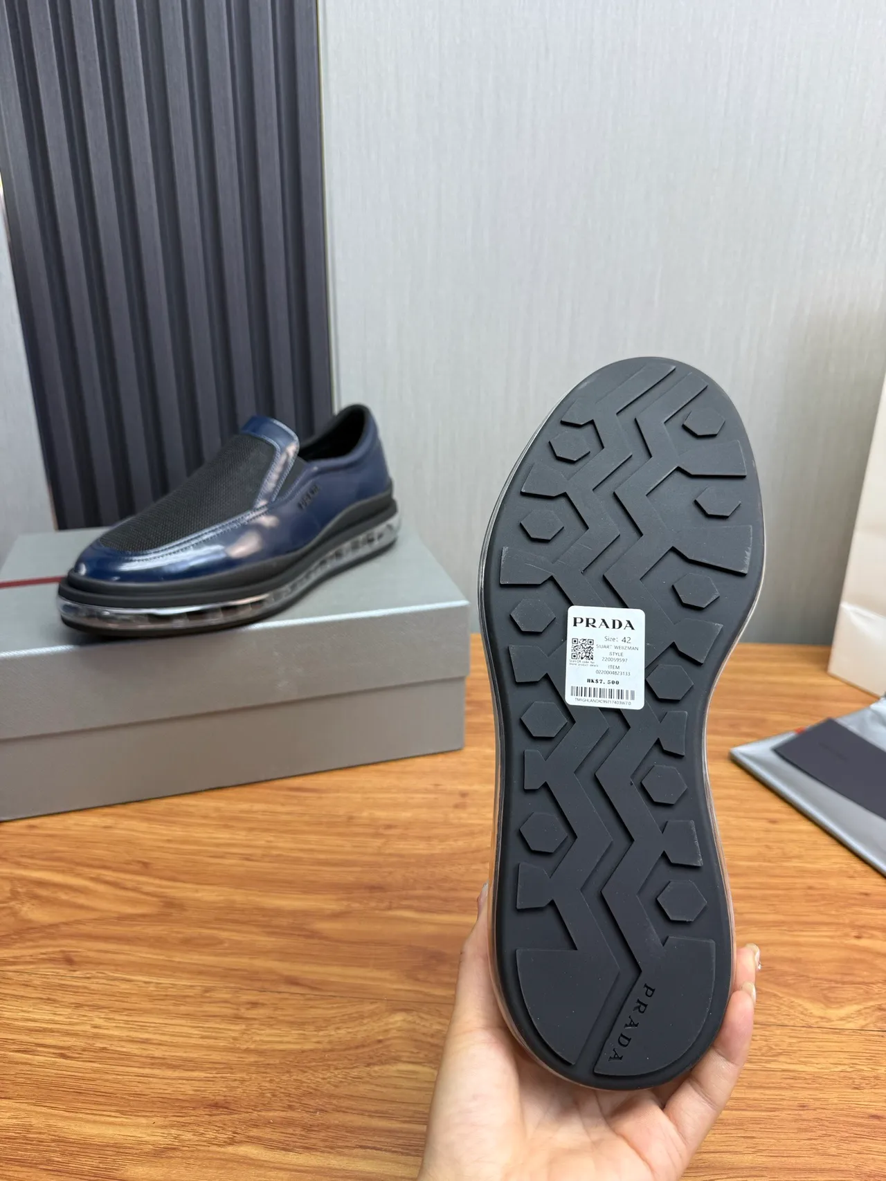Prada Cloudbust Navy पैटेंट लेदर और मेश लोफर्स 10