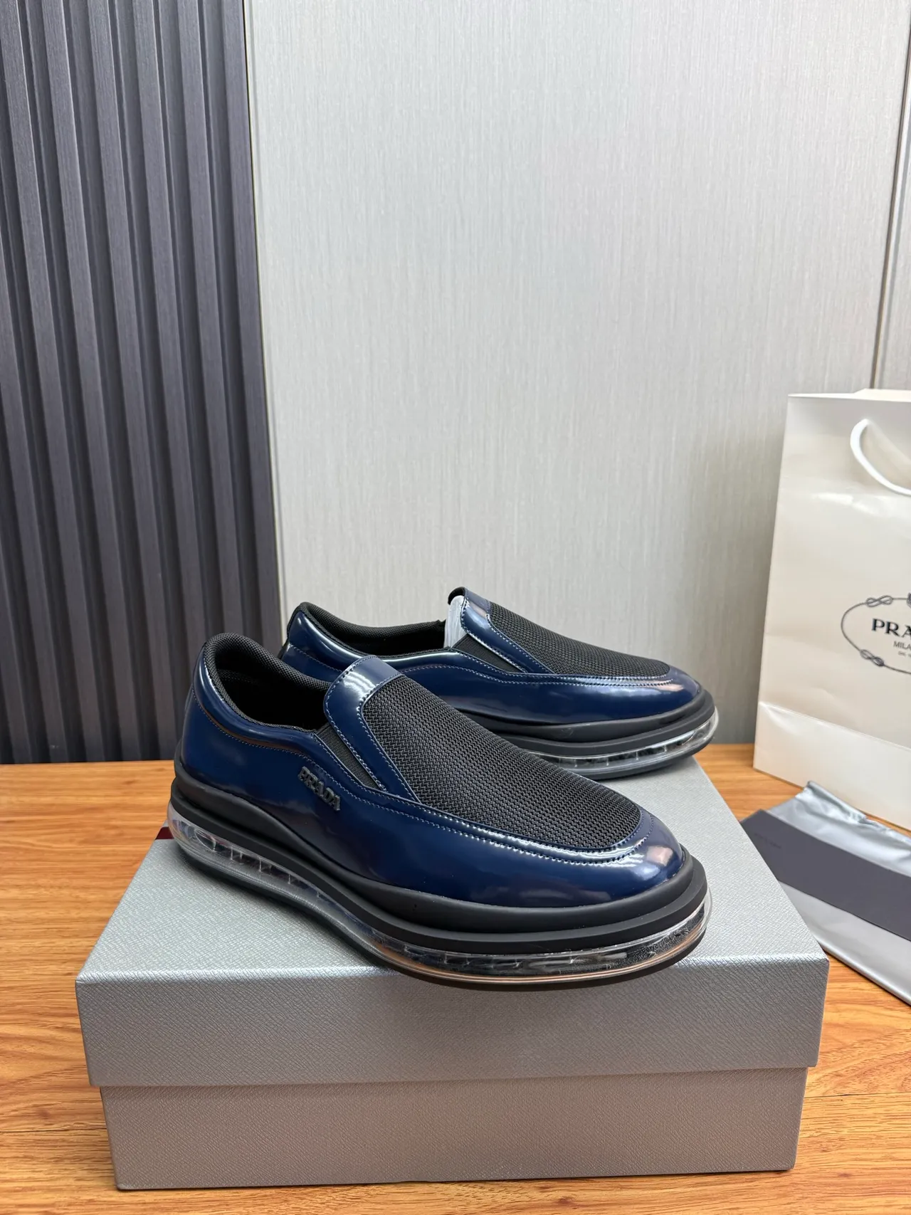 Prada Cloudbust Navy पैटेंट लेदर और मेश लोफर्स 11