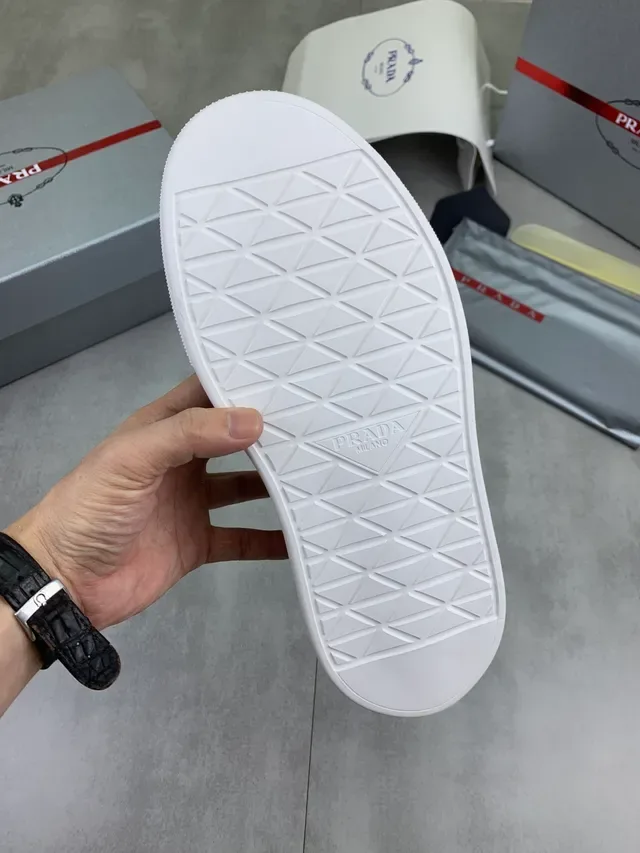 Prada Cloudbust Sneakers Blancs et Noirs Lifestyle 2