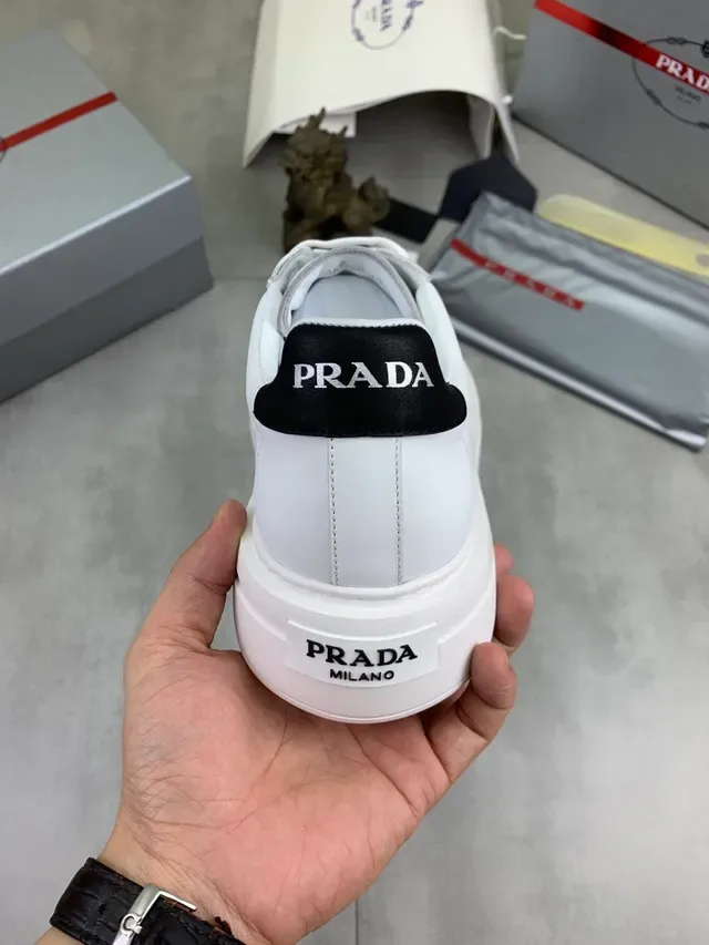 Prada Cloudbust Sneakers Blancs et Noirs Lifestyle 3