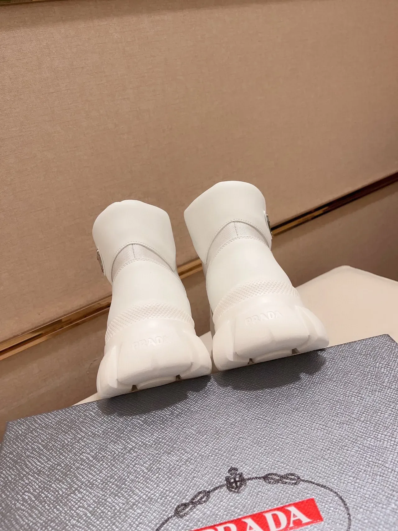 Prada Cloudbust সাদা উঁচু টপ চাঙ্কি স্নিকার 3