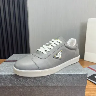 Prada Chaussures Lifestyle Gris Blanc Cuir Supérieur Plaque Logo Triangulaire