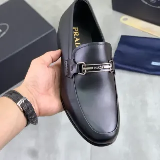 Prada Horsebit काला चमड़ा स्लिप-ऑन लूफर