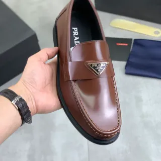 Prada Loafer भूरा काला पॉलिश चमड़ा धातु त्रिकोण लोगो प्लेक Loafer