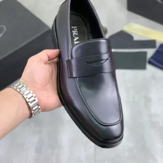 Prada Penny Loafer Mocasines de cuero negro