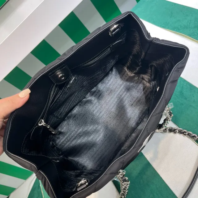 Prada 绗缝托特黑色银色钻石缝制链条和皮革双把手托特包 4