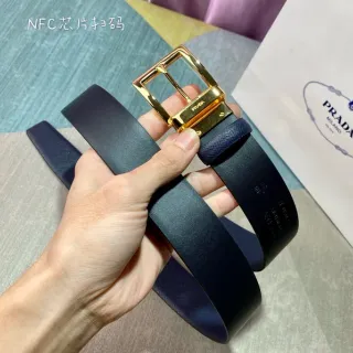 Prada रिवर्सिबल डबल-फेस बेल्ट नेवी गोल्ड सैफियानो बनावट चमड़े की बेल्ट